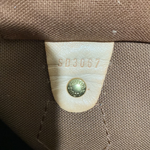 This is used bag , and good condition only corner wire is out - Picture 2 of 9